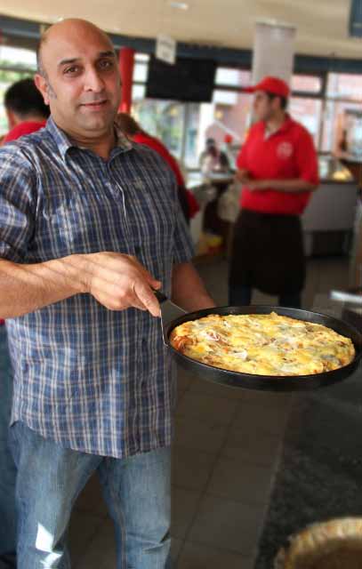 Pizzeria La Roma Rees-Haldern: Inhaber mit Pizza
